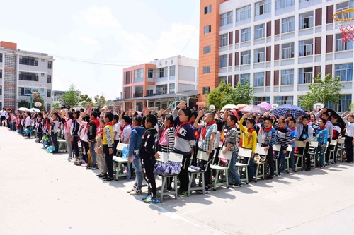 活动开始前，板桥小学680名少先队员齐唱国歌，敬队礼，展现少先队员的风采