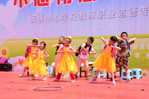 情景剧形式题材丰富多彩，有幽默搞笑的小品，有触动心弦的真实故事，有载歌载舞的情景剧表演。