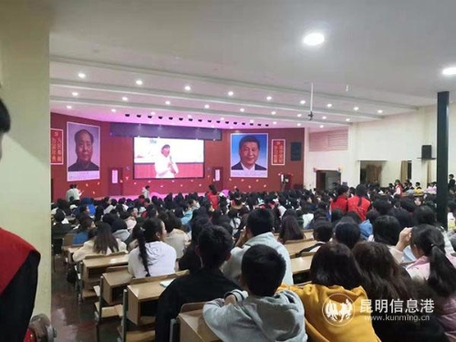 社会各族各界青少年集中观看直播 供图。